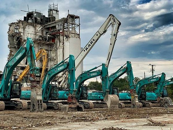 Comment les associations peuvent-elles contribuer à la valorisation et à l'animation des grands projets d'infrastructure ?